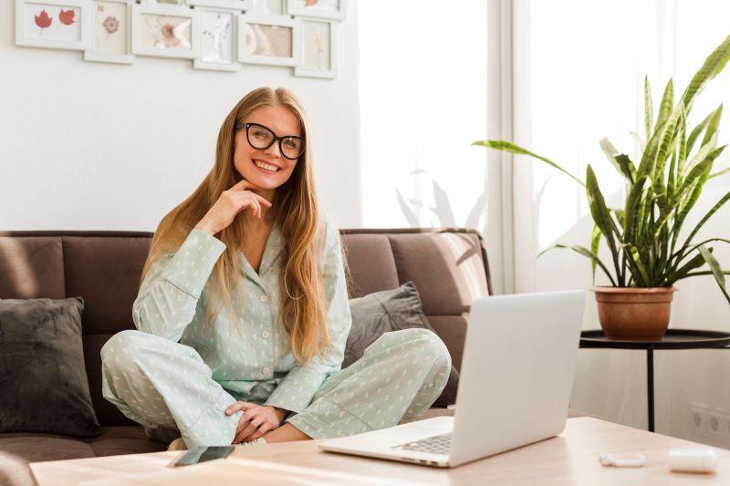 femme en pyjama travaillant à domicile