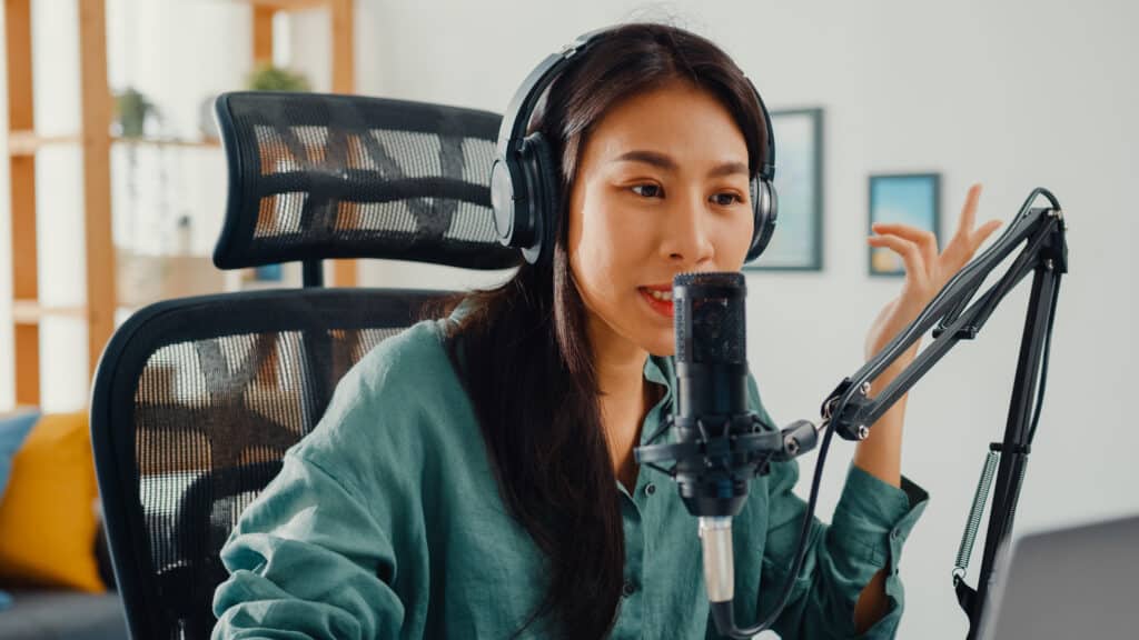 voice over femme
